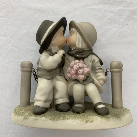 Pretty as a Picture Figurine With Love and Kisses Collectable Vintage Valentine - Picture 8 of 8